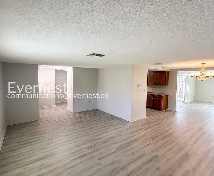 7810 Cayuga Dr — Photo 5