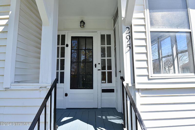 3rd image of 295 Vliet Boulevard