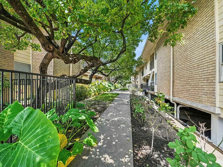 3131 Cummins St #80 — Photo 35