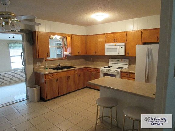 4th image of 121 E Barbara St
