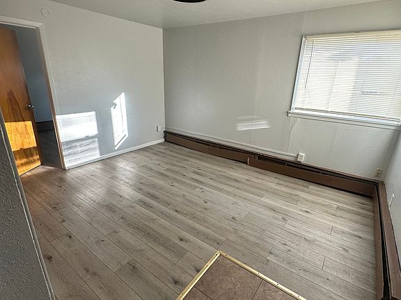 3rd image of 208 4th Ave NE