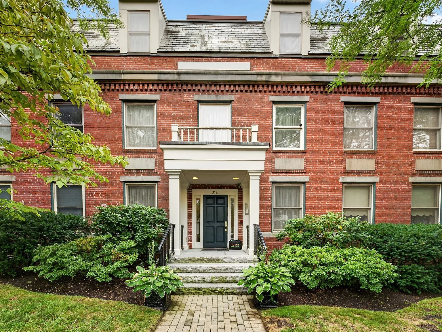 2 bed, 2.0 bath, 1396 sqft, $5,000 — Photo 3
