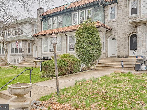 3rd image of 3039 Fanshawe St