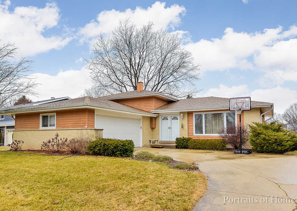 1st image of 23W374 Woodcrest Ct W