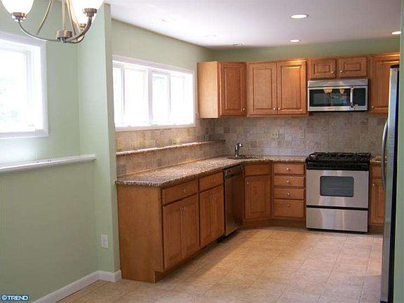 3rd image of 4508 Roslyn Dr