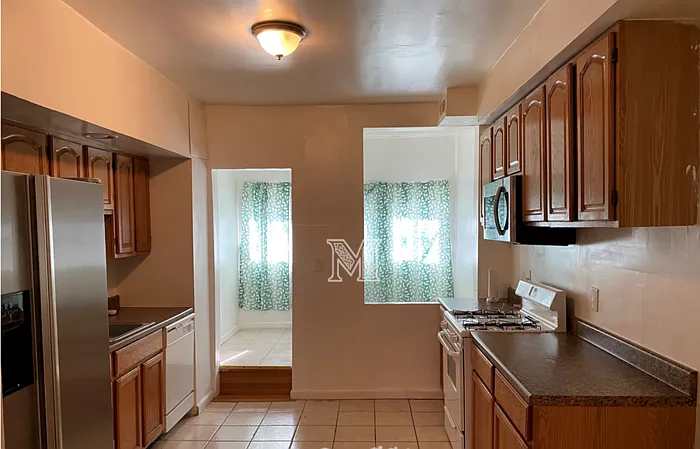 799 N Glover St — Photo 1