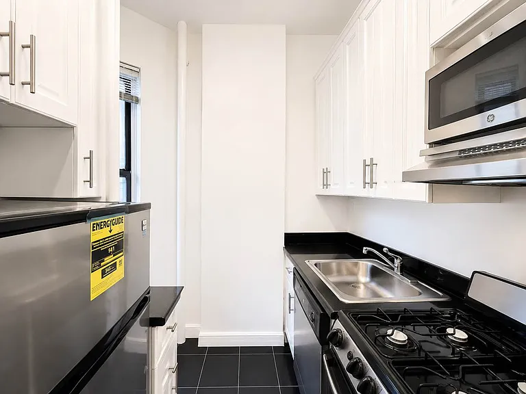 240 E 83rd St #5B — Photo 3