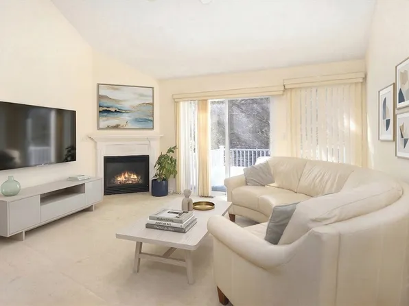 4 Autumn Dr #B, Hudson, MA 01749