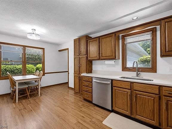 4th image of 319 Greenwood Ct