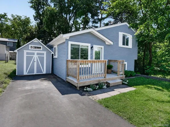 1037 Miami Ave, Waterford, MI 48327