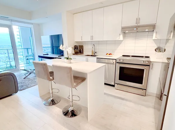 9000 Jane St #1704, Vaughan, ON L4K 0M6