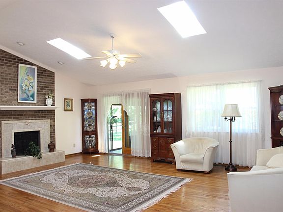 4th image of 2413 Brick House Ln