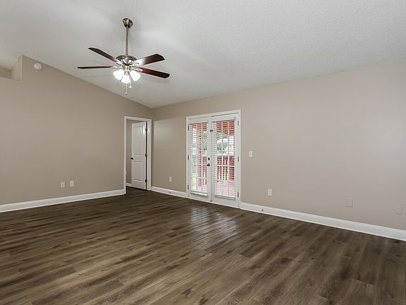 5th image of 1608 Twin Oak Dr W