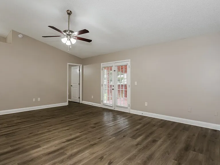 1608 Twin Oak Dr W — Photo 5
