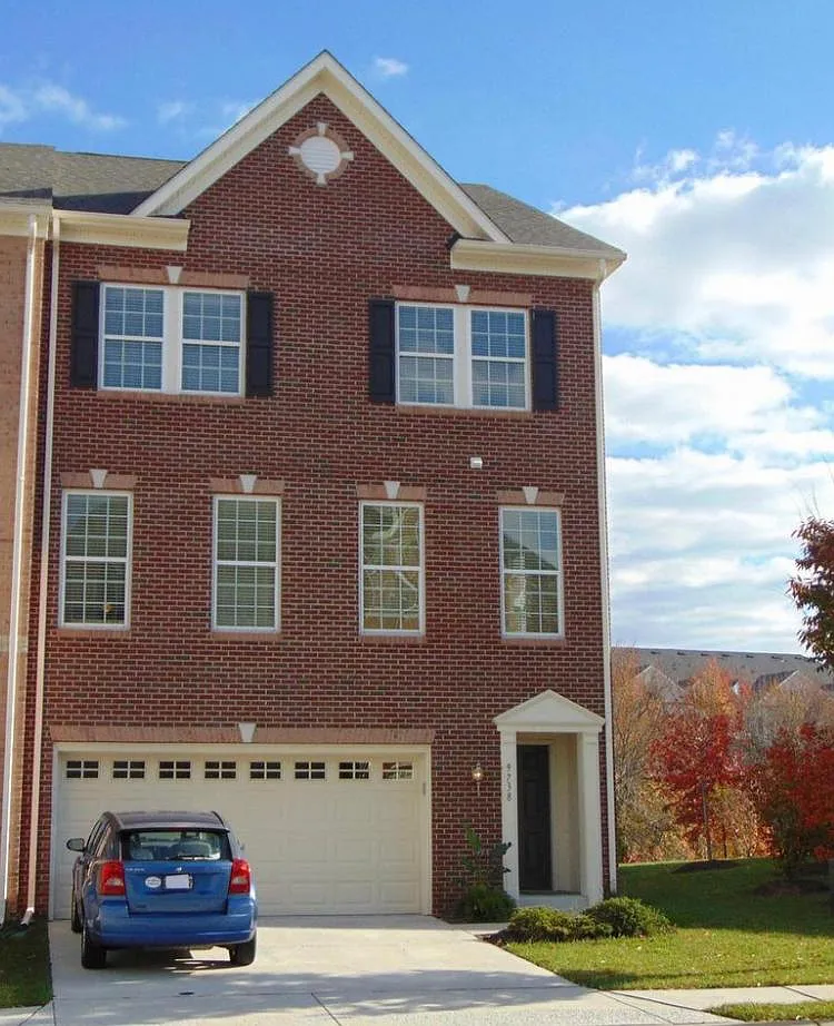 3 bed, 3.5 bath, 2739 sqft, $3,300 — Photo 1
