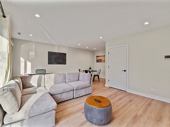 3rd image of 2322 W Greenleaf Ave #Id1054977p