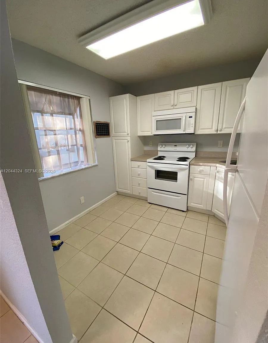 Centerpointe Condo — Photo 3