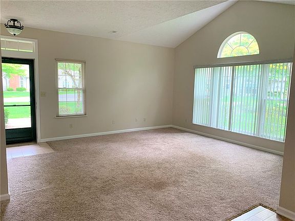 3rd image of 72 Stone Ridge Blvd