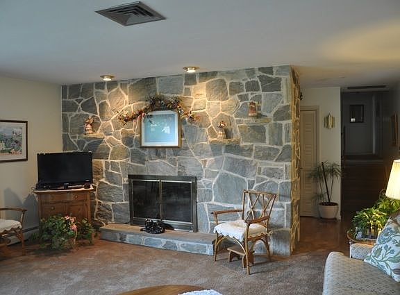 3rd image of 601 S Market St