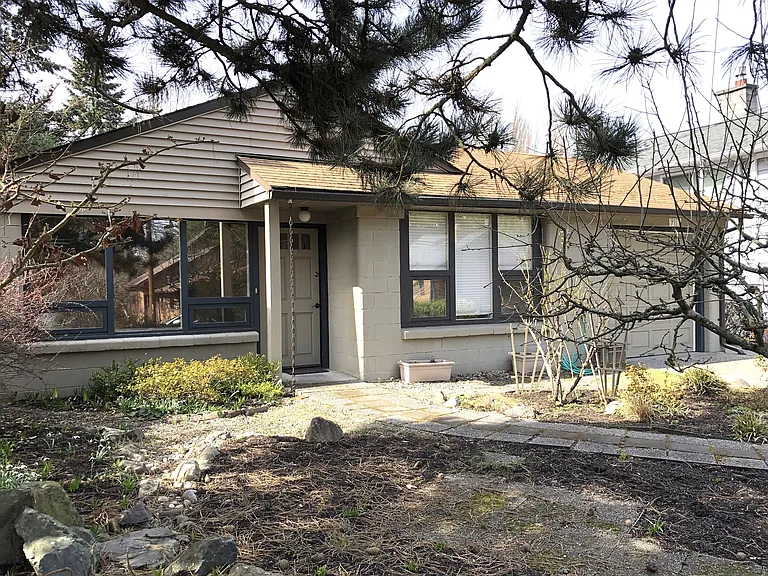 9117 25th Ave NE — Photo 1