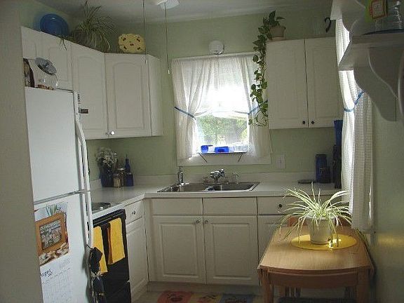 Bright and Cheery Kitchen