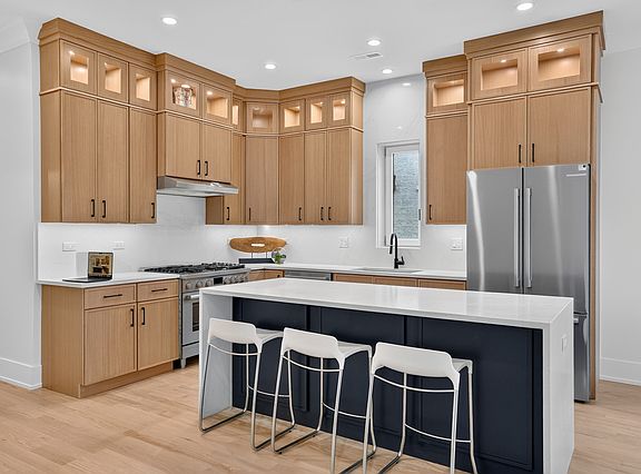 2nd image of 2023 W Augusta Blvd #3W