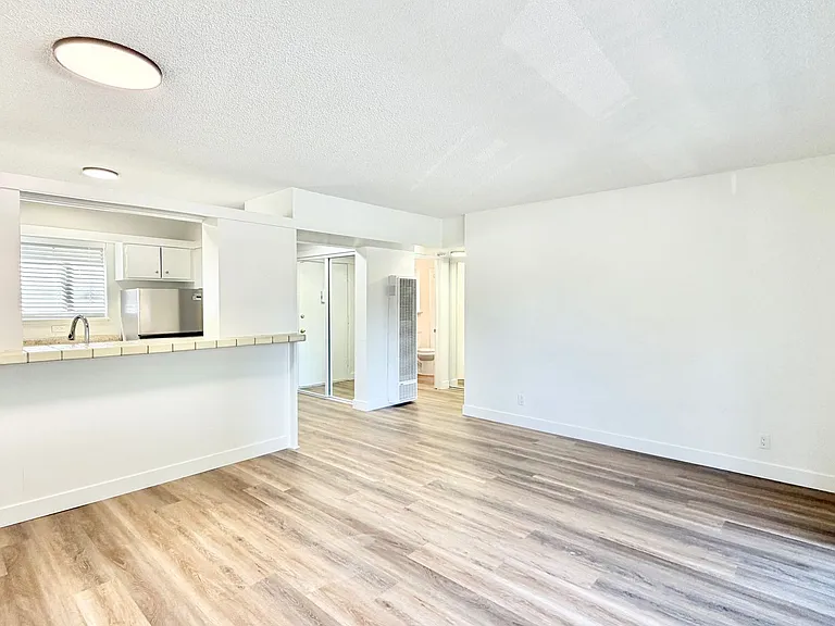 Alameda Apartments — Photo 2