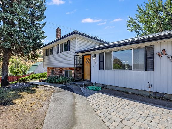 4th image of 1004 Maple St W