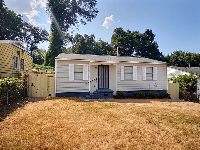 3 bed, 1.0 bath, 870 sqft, $925 — Photo 2