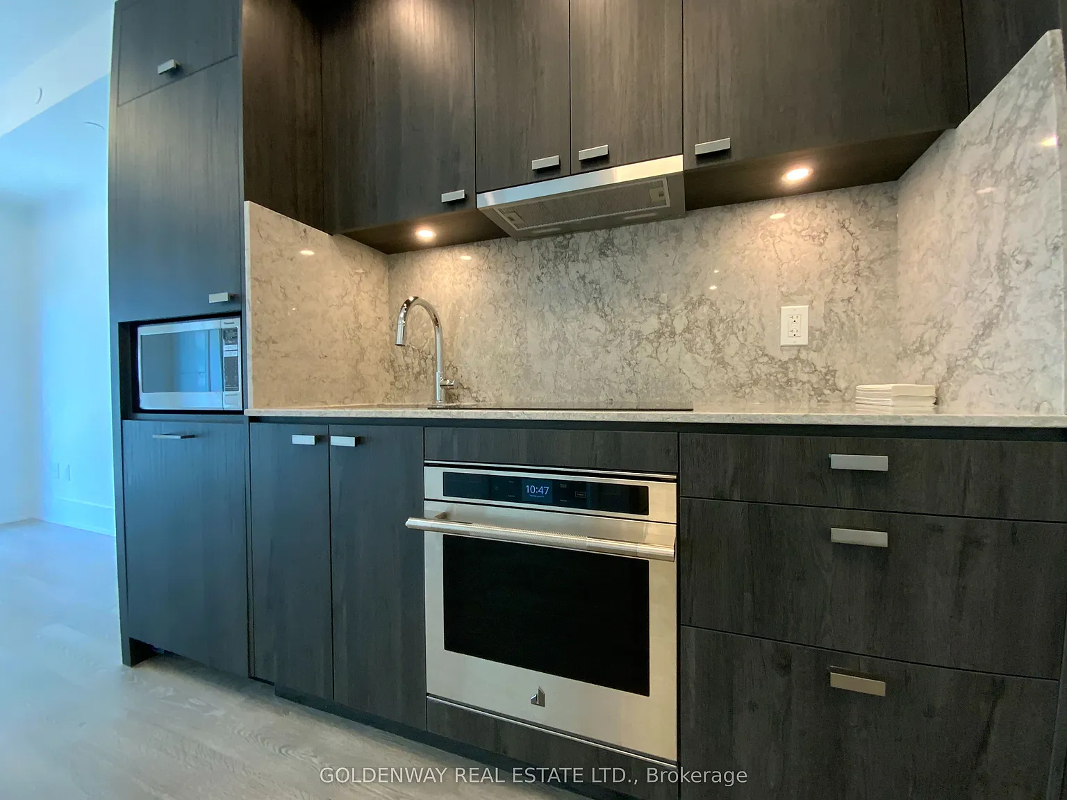 470 Front St W — Photo 4