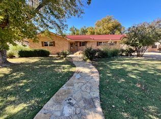 1407 Amarillo St, Plainview, TX 79072