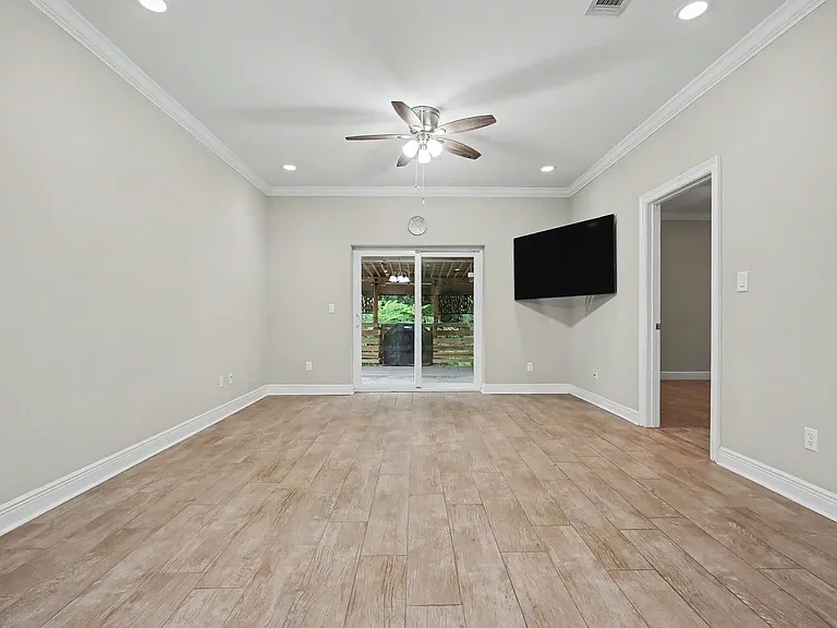 490 Soundview Ct — Photo 17