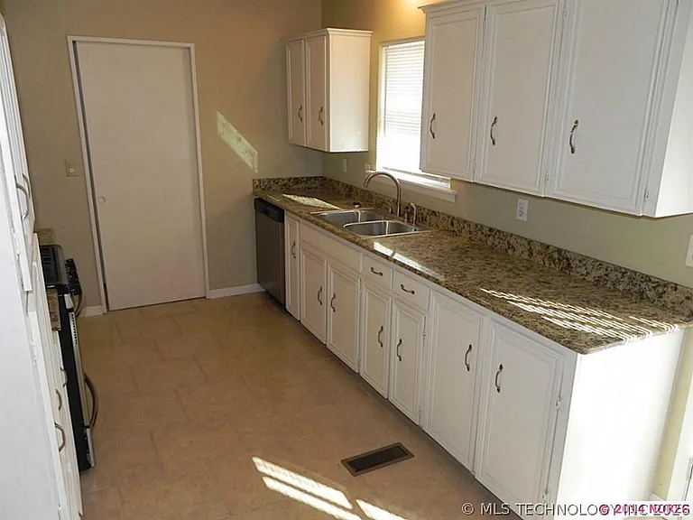 7827 Marilyn Ln — Photo 2