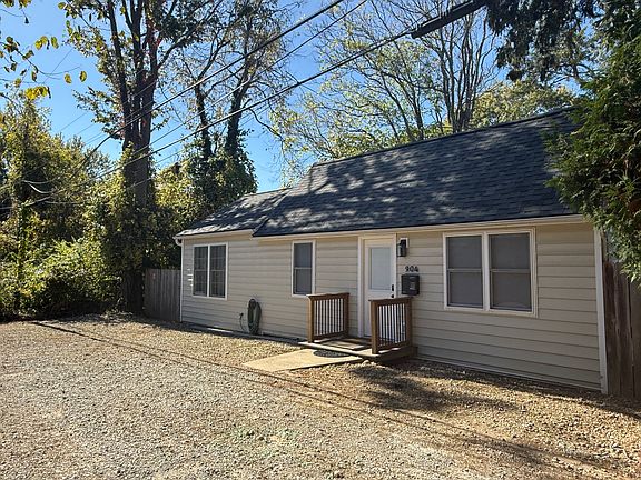 3rd image of 904 E Grimes Ln
