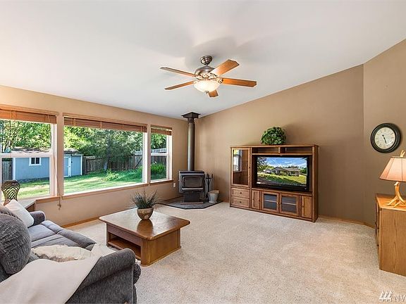 5th image of 511 E Gills Cove Dr