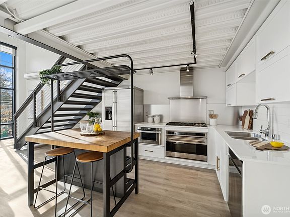 4th image of 2914 E Madison Street #209