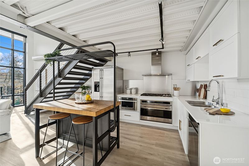 4th image of 2914 E Madison Street #209