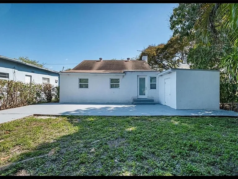 529 NW 42nd St — Photo 9