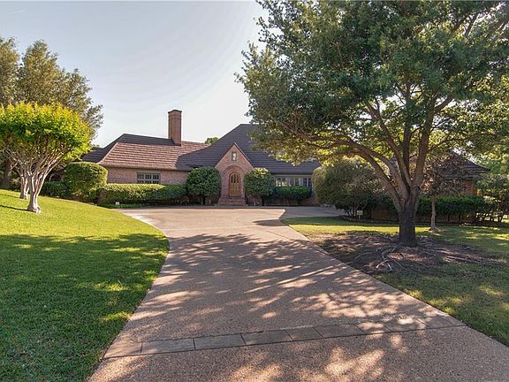 2nd image of 1312 Montserrat Cir