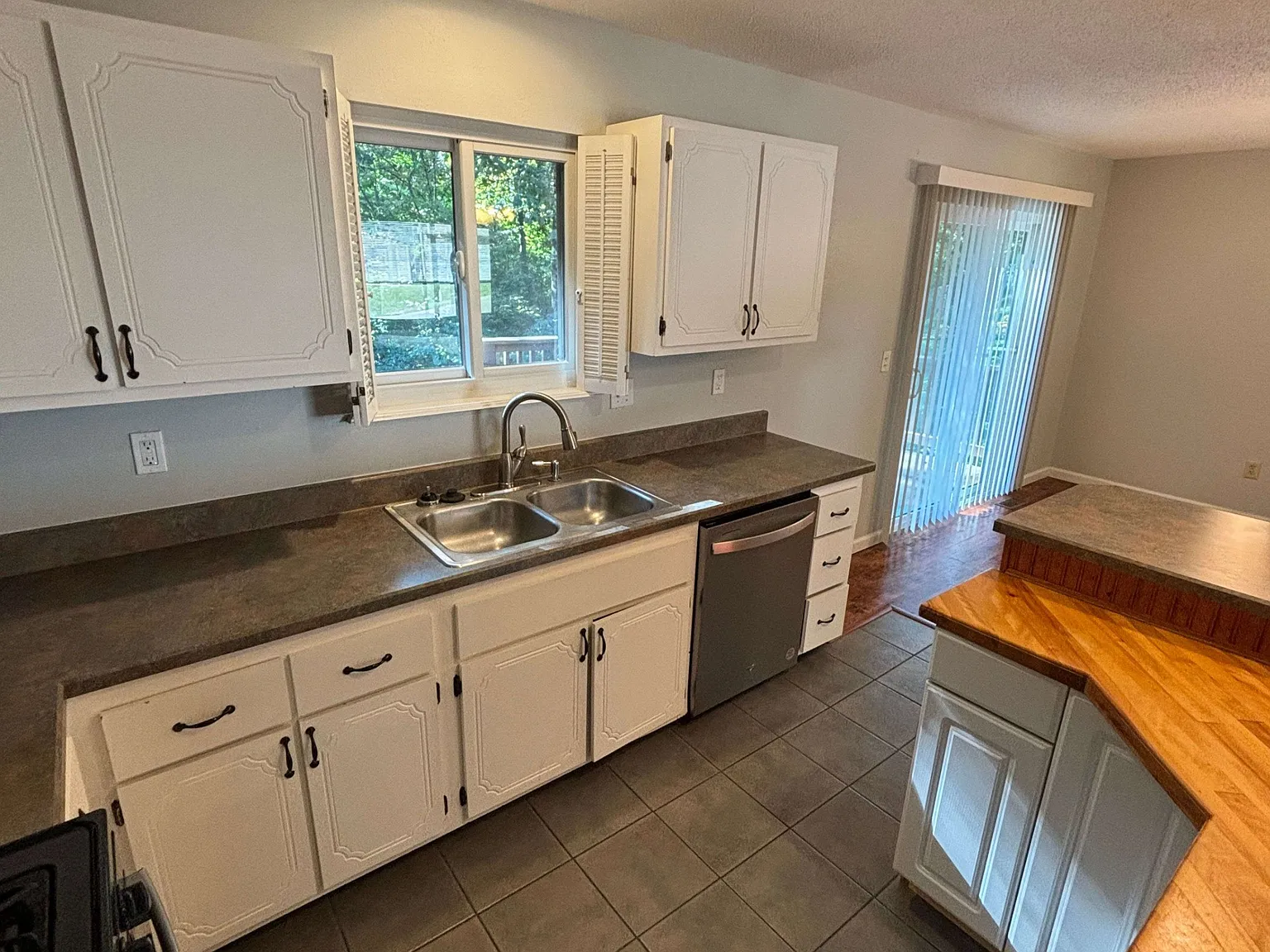 3 bed, 2.0 bath, 1483 sqft, $1,990 — Photo 2