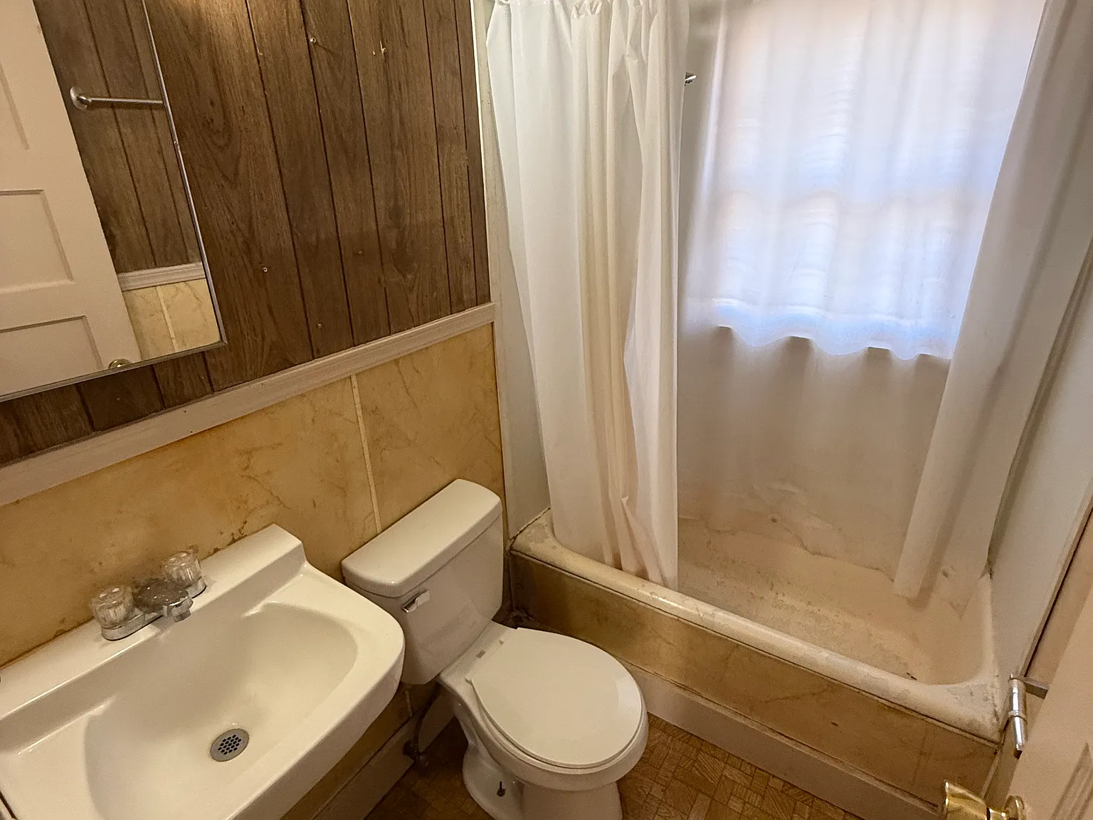 2 bed, 572 sqft, $1,000 — Photo 3
