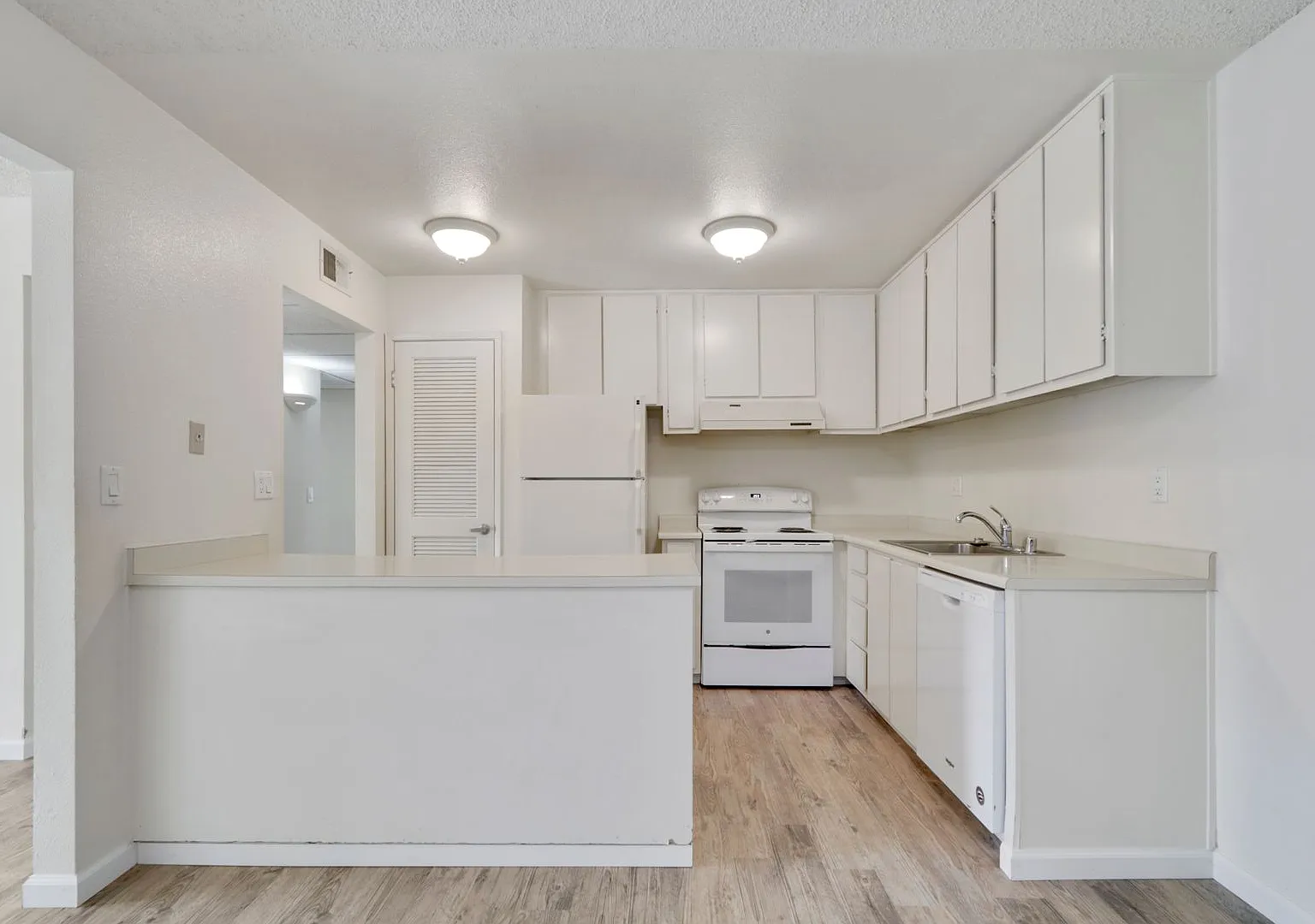 Clubside Apartments — Photo 3