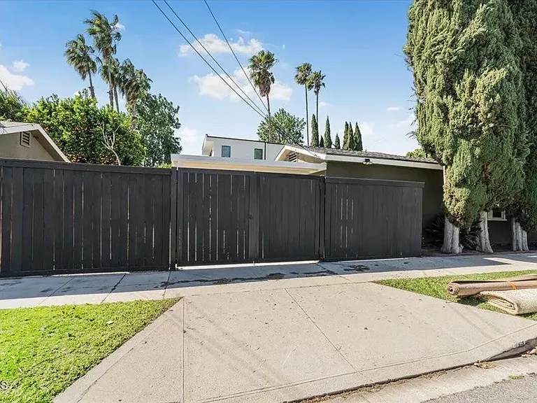 13902 Calvert St — Photo 6