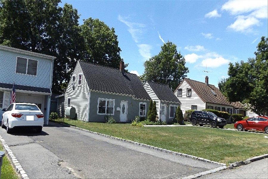 2nd image of 688 Irving St