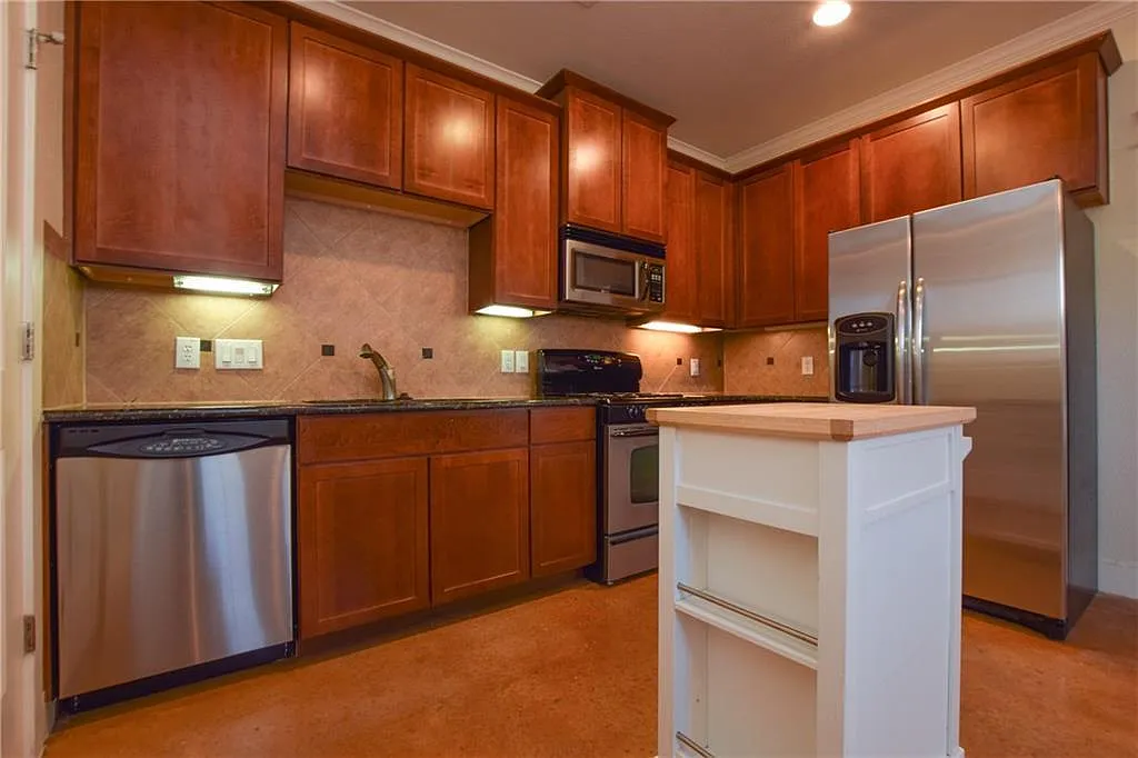 3 bed, 1.5 bath, 1100 sqft, $2,200 — Photo 3