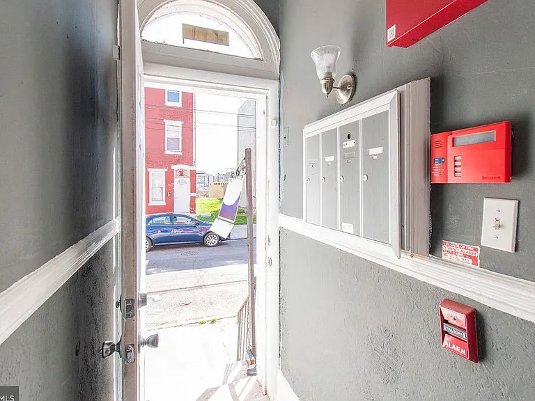 2031 W Oxford St #2 — Photo 6