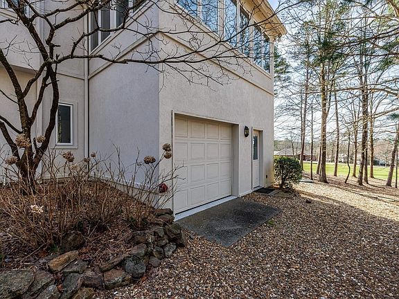 4th image of 10 Granada Ln