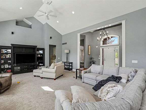 3rd image of 2442 Meadow Ct