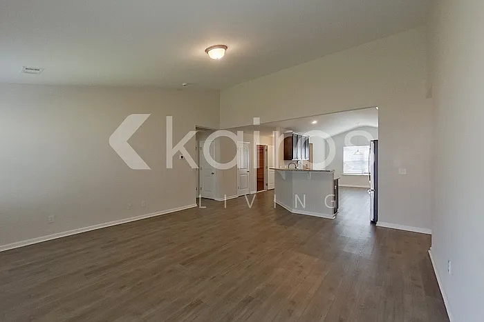 102 Lord Effingham Way — Photo 5