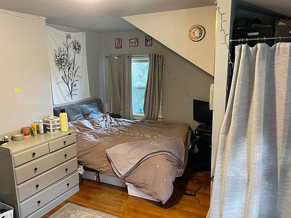 3rd image of 823 N Garden St